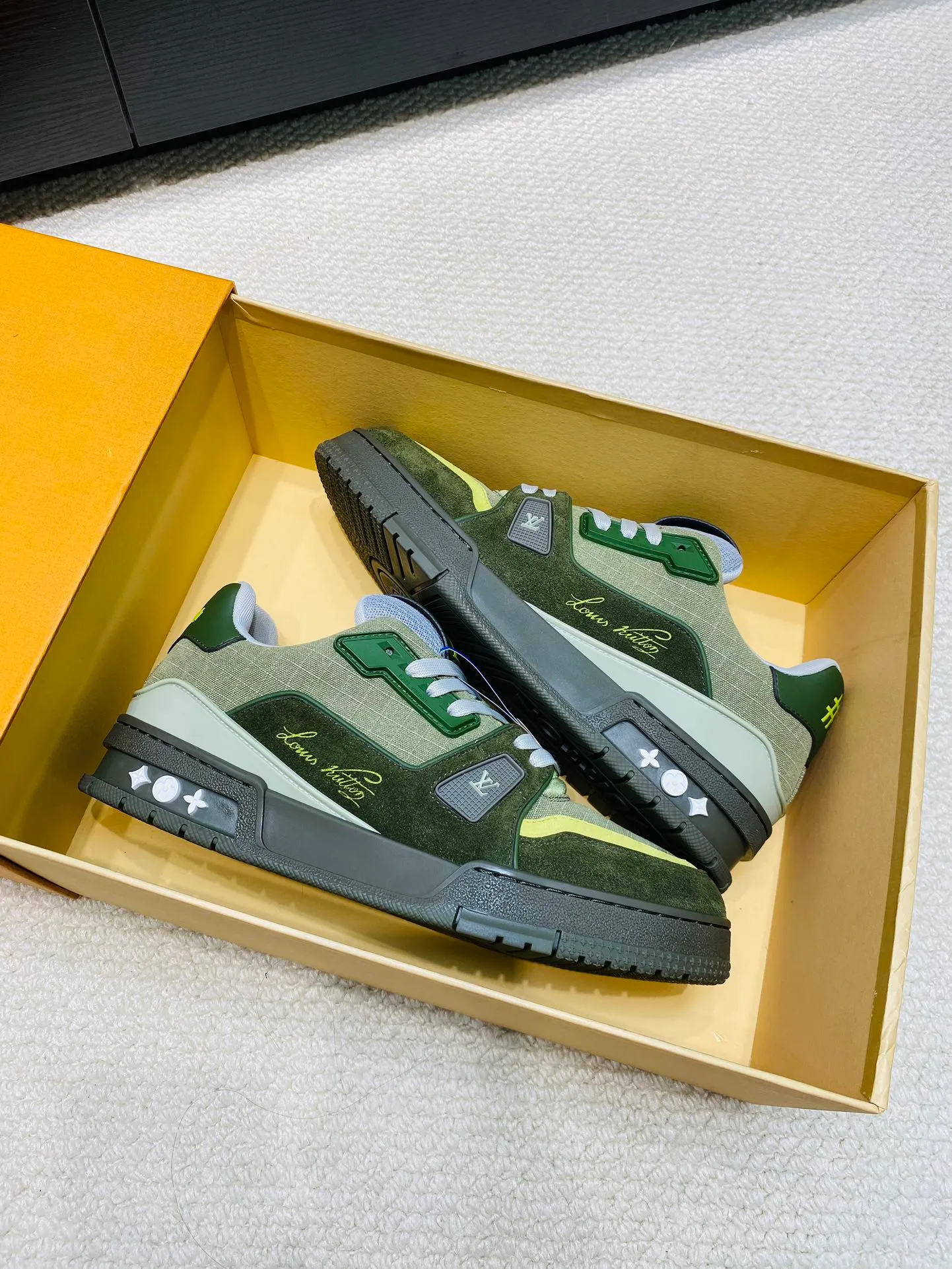 👟👟Ex-factory price 800👟👟 💰💰💰 Hot style 🆕🆕🆕𝙇𝙑 LV Louis Vuitton L House Donkey Brand Trainer Series Couple Style Casual Sports Shoes Skateboard Shoes Original Purchase Development Production Production This pair of LV Trainer sneakers are made of a blend of technical materials with waterproof properties. The meticulously crafted upper is notable for its many signature details, including Louis Vuitton and #54 in script, referencing the year 1854. Exquisite packaging at the delivery counter🛍📦 ▪️Fabrics: Original customized imported cowhide ▪️Inner lining: Original customized breathable mesh ▪️Outsole: Original open-molded non-slip TPU combination outsole ▪️Sole thickness: 3 cm ▪️Size: Women's 35-41 / Men's 38-46